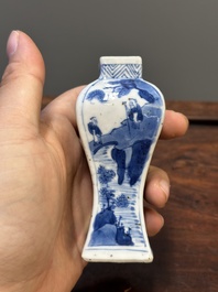Deux vases, deux pichets miniatures et une bo&icirc;te &agrave; th&eacute; en porcelaine de Chine en bleu et blanc, Kangxi
