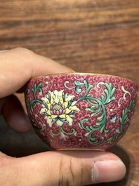 A fine Chinese pink-sgraffito-ground famille rose cup with floral design, Qianlong mark, 19th C.