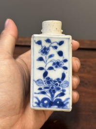 Deux vases, deux pichets miniatures et une bo&icirc;te &agrave; th&eacute; en porcelaine de Chine en bleu et blanc, Kangxi