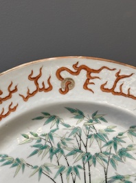 Une cruche en porcelaine de Chine famille rose sur fond vert  &agrave; d&eacute;cor de dragons et un plat &agrave; decor 'sept sages' et &agrave; bord de dragons, 19&egrave;me