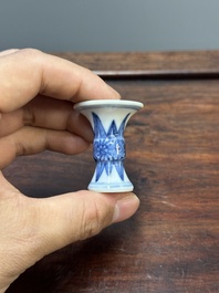 Deux coupes &agrave; pied et quatre vases miniatures de forme 'gu' en porcelaine de Chine en bleu et blanc, Kangxi