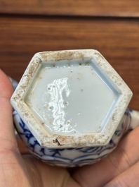Deux verseuses couvertes en porcelaine de Chine en bleu et blanc, Kangxi