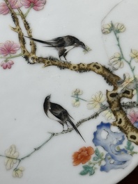 Paire de plaques en porcelaine de Chine famille rose &agrave; d&eacute;cor d'oiseaux parmi des branches fleuries, 19&egrave;me