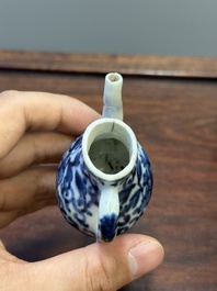 Deux vases, deux pichets miniatures et une bo&icirc;te &agrave; th&eacute; en porcelaine de Chine en bleu et blanc, Kangxi