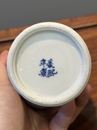 Garniture de cinq vases en porcelaine de Chine en bleu et blanc &agrave; d&eacute;cor de paysage, 19&egrave;me