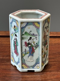 Een hexagonale Chinese famille rose penselenbeker, Yongzheng