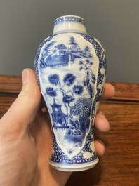 Een paar Chinese blauw-witte vazen en vier zoutvaten in blauw-wit, famille rose en Imari-stijl, Kangxi/Qianlong