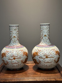 Paire de vases de forme bouteille en porcelaine de Chine famille rose &agrave; d&eacute;cor de dragons, Tongzhi/Guangxu