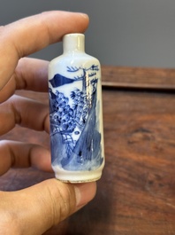 Zes Chinese blauw-witte snuifflessen, 19de eeuw