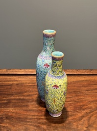 Een Chinese famille rose dubbele vaas met floraal decor, Qianlong merk, 19e eeuw