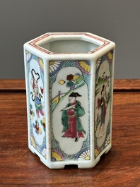 Een hexagonale Chinese famille rose penselenbeker, Yongzheng