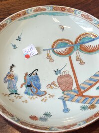 Paire d'assiettes en porcelaine de Chine de style Kakiemon d&eacute;cor&eacute;es aux Pays-Bas, 18&egrave;me