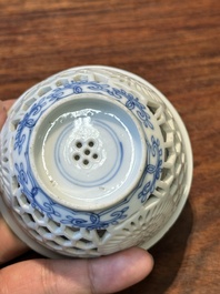 Een zeldzame Chinese opengewerkte dubbelwandige blauw-witte kop, Kangxi