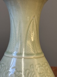 Vase en porcelaine de Chine en c&eacute;ladon monochrome &agrave; d&eacute;cor floral incis&eacute;, Kangxi