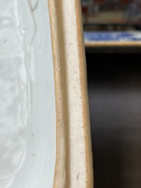 Une soupi&egrave;re couverte sur son support en porcelaine de Chine famille rose &agrave; d&eacute;cor mandarin et une th&eacute;i&egrave;re couverte, Qianlong