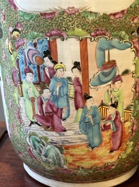 Paire de vases de forme rouleau en porcelaine de Chine famille rose de Canton, 19&egrave;me