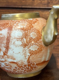 Rare th&eacute;i&egrave;re couverte en porcelaine de Chine en rouge de fer et dor&eacute; &agrave; d&eacute;cor de sc&egrave;ne europ&eacute;enne, Qianlong