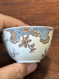 Een Chinese famille rose en grisaille kop en schotel met Xiwangmu die een perzik aangeboden krijgt, Yongzheng