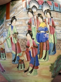 Twee fijne Chinese Canton famille rose theepotten, 19e eeuw