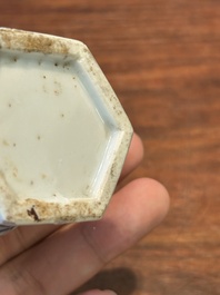 Deux verseuses couvertes en porcelaine de Chine en bleu et blanc, Kangxi