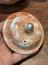 Rare th&eacute;i&egrave;re couverte en porcelaine de Chine en rouge de fer et dor&eacute; &agrave; d&eacute;cor de sc&egrave;ne europ&eacute;enne, Qianlong