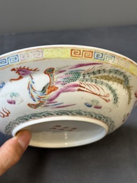 A Chinese famille rose bowl and cover with dragons chasing pearls, Guangxu mark, 19th C.
