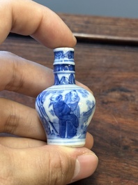 Four Chinese blue and white vases and a box with cover, all marked, 18/19th C.