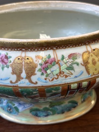 Een Chinese Canton famille rose dekselterrine  met bijbehorend bord, 19e eeuw