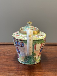 Twee fijne Chinese Canton famille rose theepotten, 19e eeuw