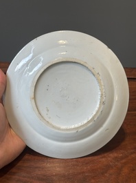 Een Chinees Canton blauw-ge&euml;mailleerd bord met verguld decor van figuren en draken, 19e eeuw