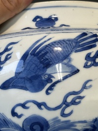 Een Chinese blauw-witte kom met mythische dieren, Kangxi
