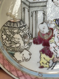 Tasse et soucoupe en porcelaine de Chine famille rose &agrave; d&eacute;cor d'une dame avec un gar&ccedil;on, Yongzheng