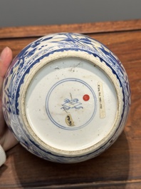 Pot couvert en porcelaine de Chine en bleu et blanc &agrave; d&eacute;cor floral, Kangxi