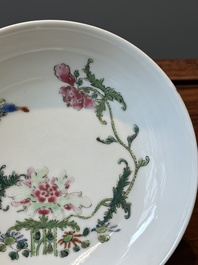 Een paar Chinese famille rose borden met pioenrozen en een vlinder, Yongzheng/Qianlong