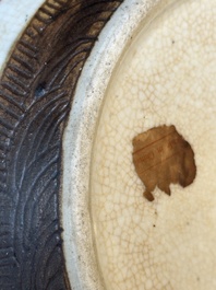 Une paire de pots et un plat en porcelaine de Chine famille rose de Nankin, marque de Chenghua, 19&egrave;me