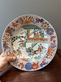 Een paar Chinese verte-Imari 'De vrouwelijke generaals van de familie Yang 楊門女將' schotels, Kangxi
