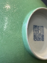 Een Chinese famille rose kom met sgraffito groene fondkleur, Qianlong merk en periode
