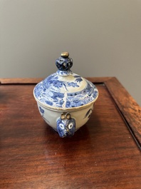 Paire de sauci&egrave;res et terrines couvertes en porcelaine de Chine en bleu et blanc, Qianlong