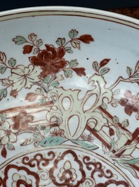 Grand plat en porcelaine de Chine wucai &agrave; d&eacute;cor figuratif et floral, marque de Jiajing, &eacute;poque Transition