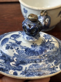 Paire de sauci&egrave;res et terrines couvertes en porcelaine de Chine en bleu et blanc, Qianlong