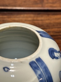 Een Chinese blauw-witte 'Lange Lijzen' theebus en deksel, conische schelp merk, Kangxi