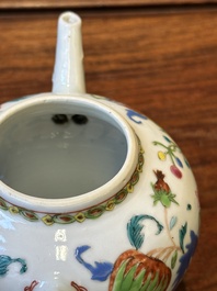 Th&eacute;i&egrave;re couverte en porcelaine de Chine famille rose &agrave; d&eacute;cor 'Pompadour', Qianlong