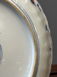 A Chinese verte-Imari dish with floral decor, Kangxi
