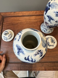 Een paar Chinese blauw-witte dekselvazen en drie potten, 19e eeuw