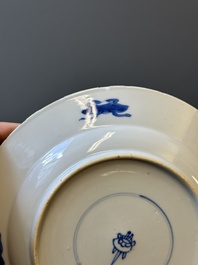 Een paar Chinese blauw-witte borden met boeddhistische leeuwen, ding merk, Kangxi