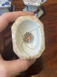 Een paar Chinese blauw-witte vazen en vier zoutvaten in blauw-wit, famille rose en Imari-stijl, Kangxi/Qianlong