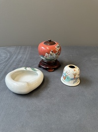 Groupe de trois objets de bureau d'&eacute;rudit en porcelaine de Chine famille rose, marque de Qianlong, 19/20&egrave;me