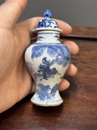 Vijf Chinese blauw-witte vazen, Kangxi