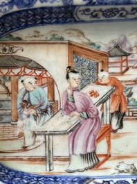 Une soupi&egrave;re couverte sur son support en porcelaine de Chine famille rose &agrave; d&eacute;cor mandarin et une th&eacute;i&egrave;re couverte, Qianlong