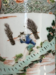 Een Chinese famille verte penselenpot met figuratief decor, 19e eeuw